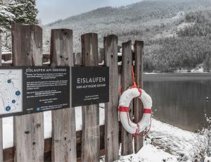 Wintervergnügen beim Eislaufen am Ödensee.