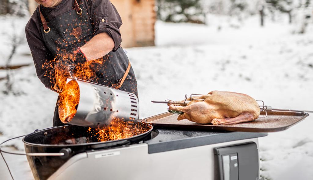 Spitzengastronom Manfred Mayer und sein Kohlröserlteam grillen auch im Winter.