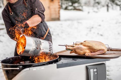 Spitzengastronom Manfred Mayer und sein Kohlröserlteam grillen auch im Winter.