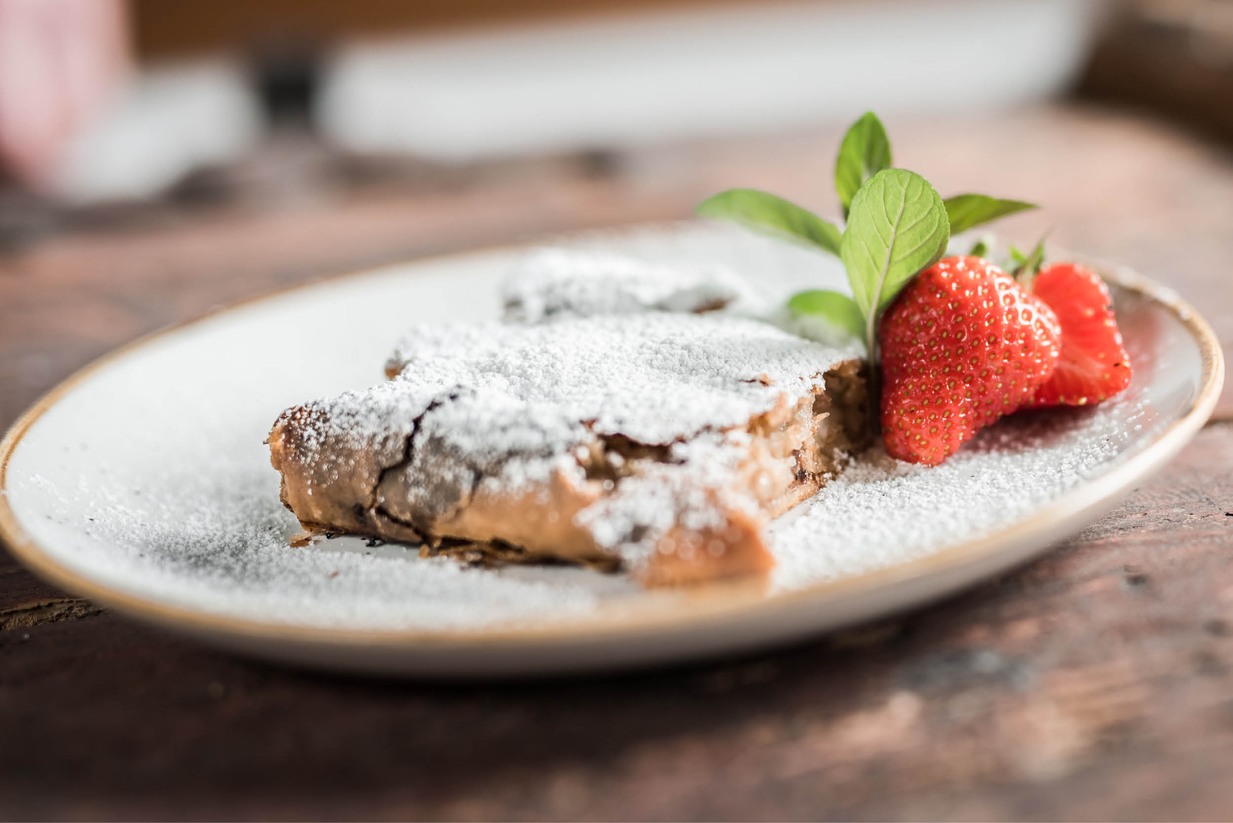 Tagesfrische Sortiment aus der eigenen Patisserie.