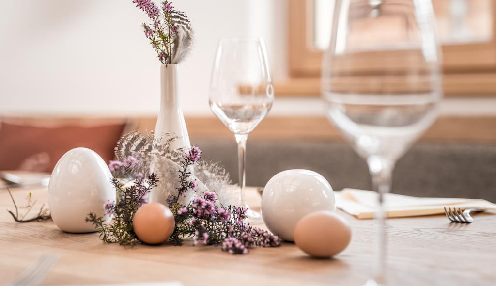 Tisch mit Osterdekoration